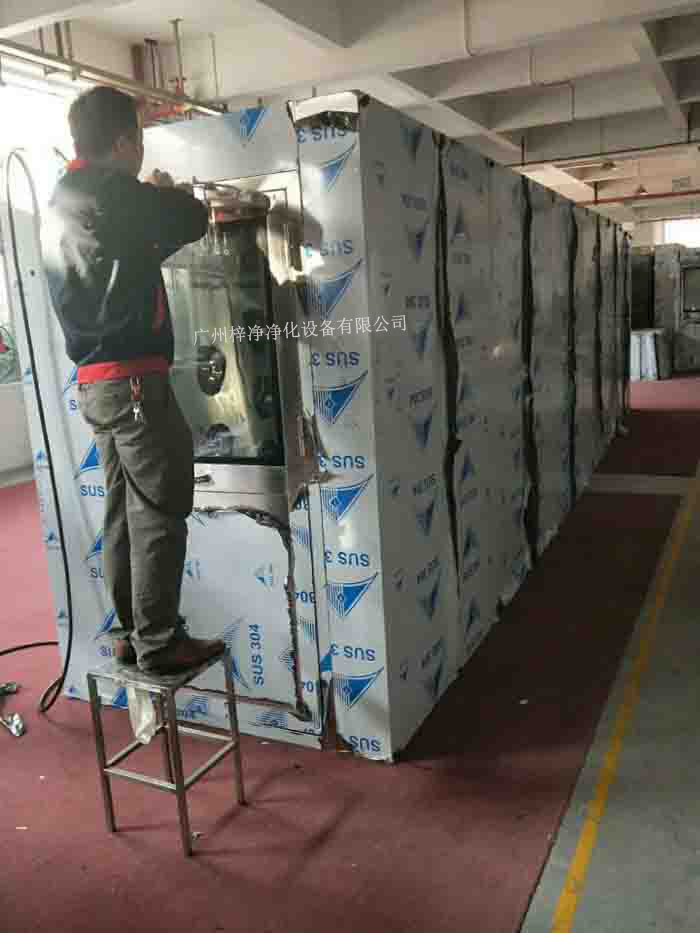 1590型风淋室-标准双人风淋室是人/货物进出洁净室常用的一种净化装置。