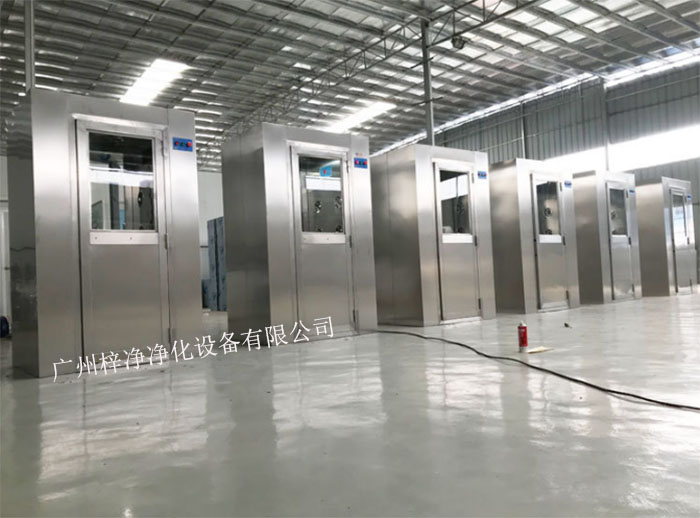 风淋室又可起到气闸的作用，阻止未净化的空气进入洁净区域。
