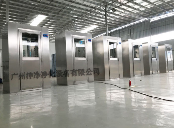 全不锈风淋室采用全不锈钢材质制造，具有良好的耐腐蚀性、耐高温性和耐磨损性。