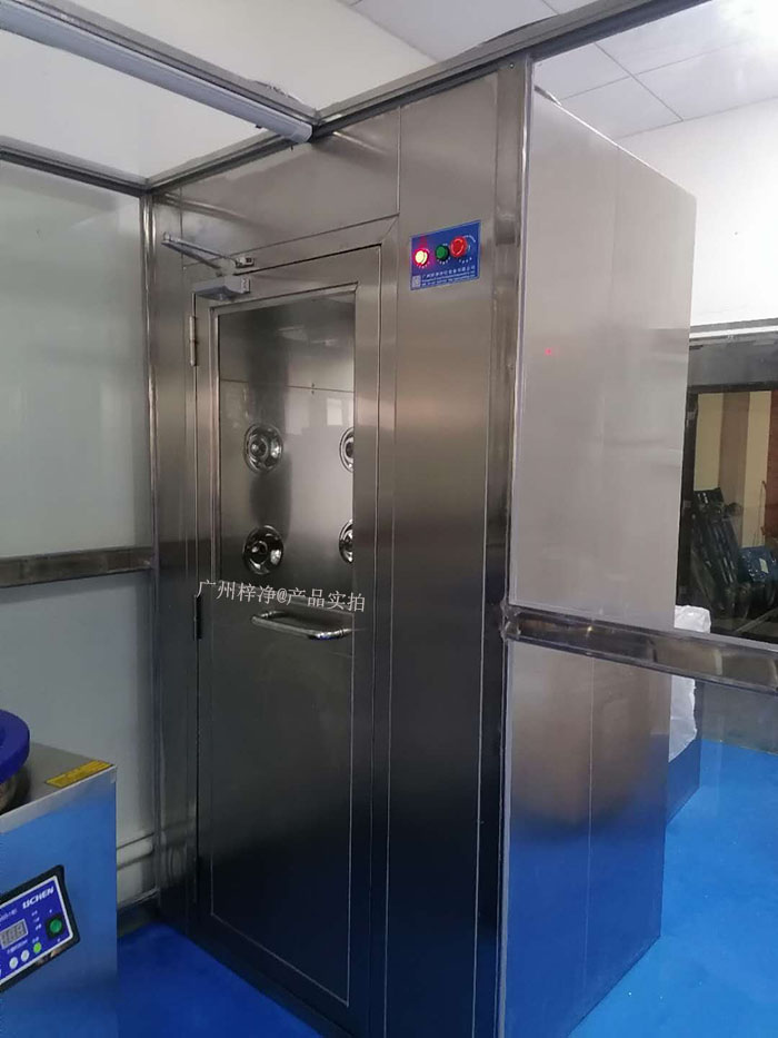 风淋室作为一种重要的洁净室设备，其内部使用的初效过滤器和高效过滤器发挥着至关重要的作用。