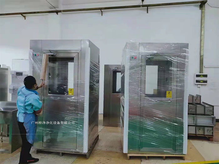 风淋室作为一种重要的洁净室设备在运输前，应对风淋室进行彻底的清洁和检查，确保无损坏。