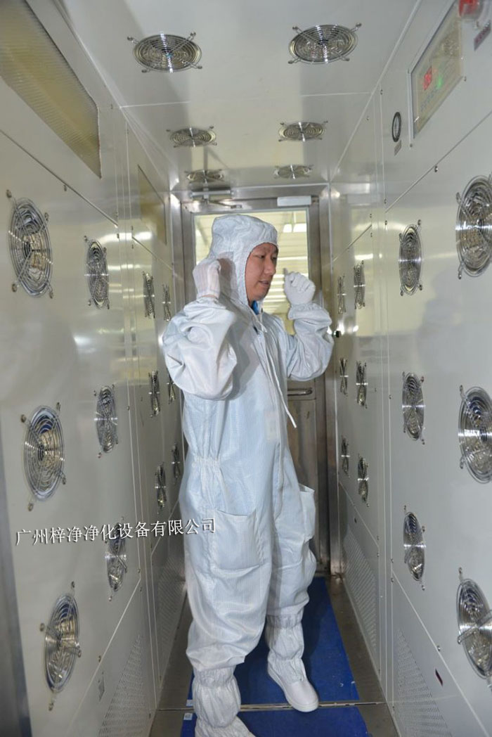 风淋室是一种用于去除人员、物料表面尘埃的净化设备