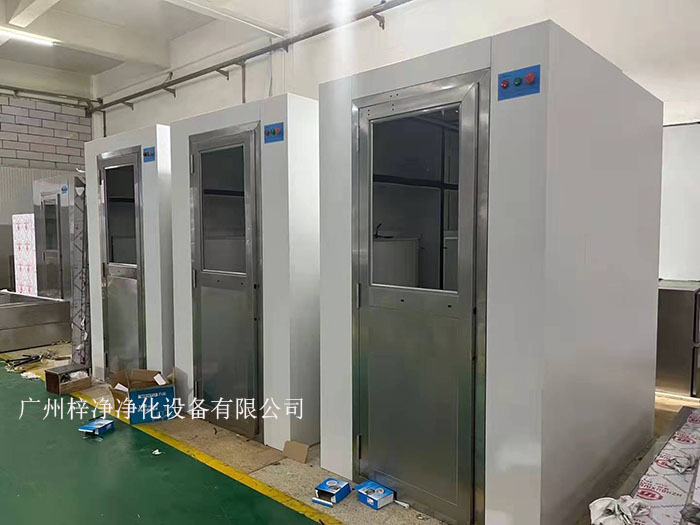 风淋室是一种用于去除或减少人员进入洁净区前身上的尘埃和微粒的设备。