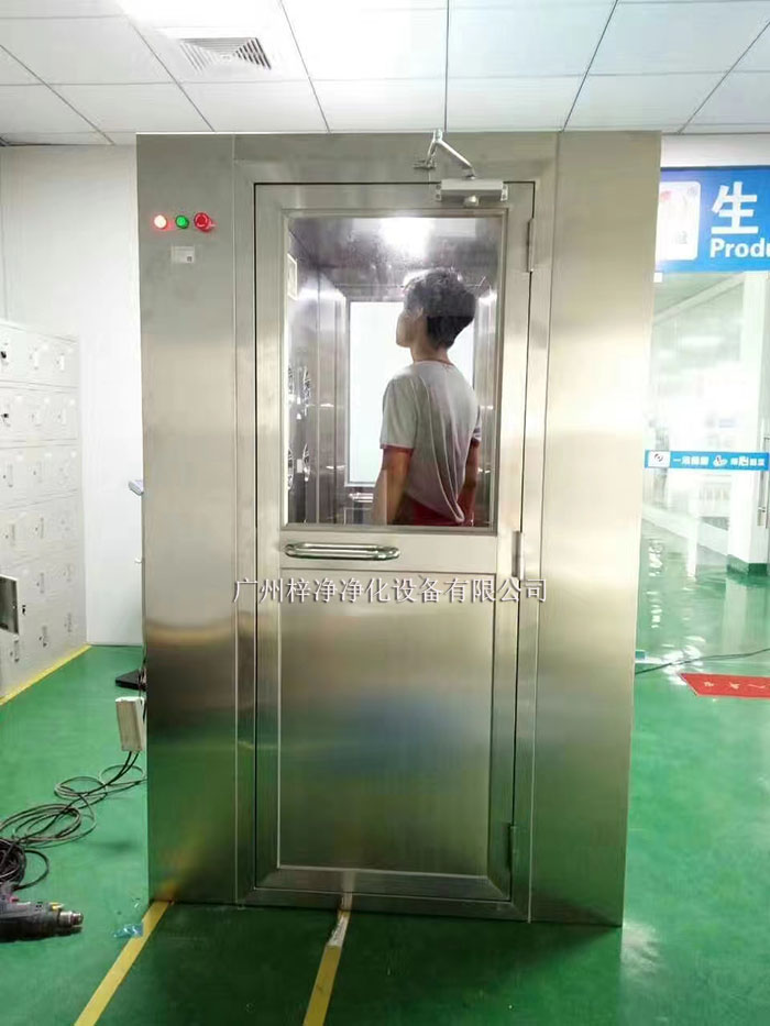 风淋室主要是人员或物品的表面除尘，常用于洁净室的入口处。