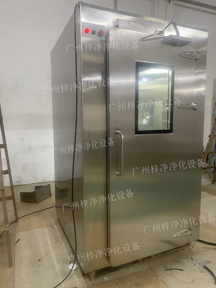 高端满焊风淋室采用满焊接工艺，无缝连接，防止尘埃进入，确保洁净室的空气质量。
