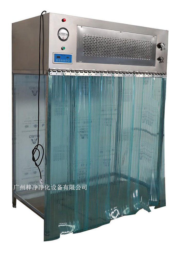 百级洁净层流罩它主要由箱体、风机、初效空气过滤器、高效空气过滤器、阻尼层、灯具等组成。