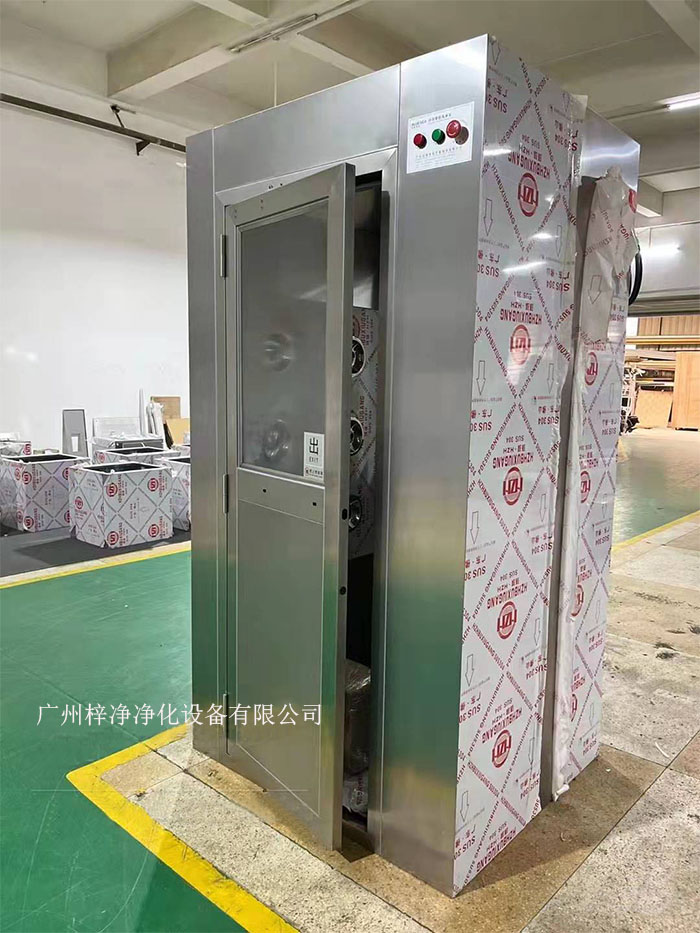 风淋室是洁净室中用于人员净化的重要装置。