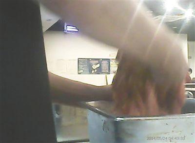 在开餐前，烤肉店一名员工正徒手搅拌肉片。
